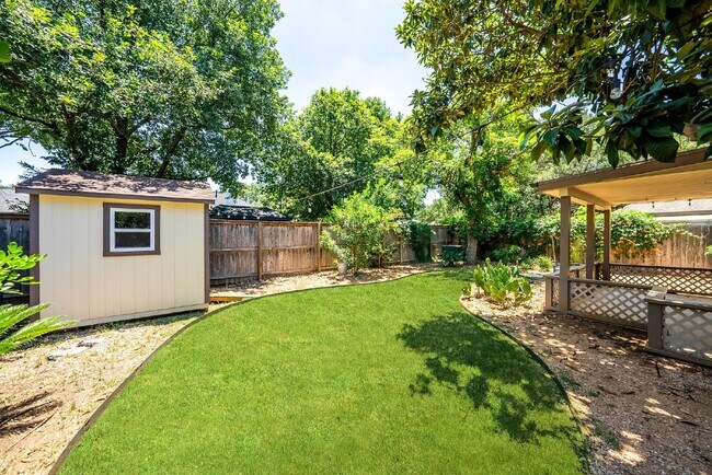 Building Photo - Spacious Cul De Sac Location Surrounded by...