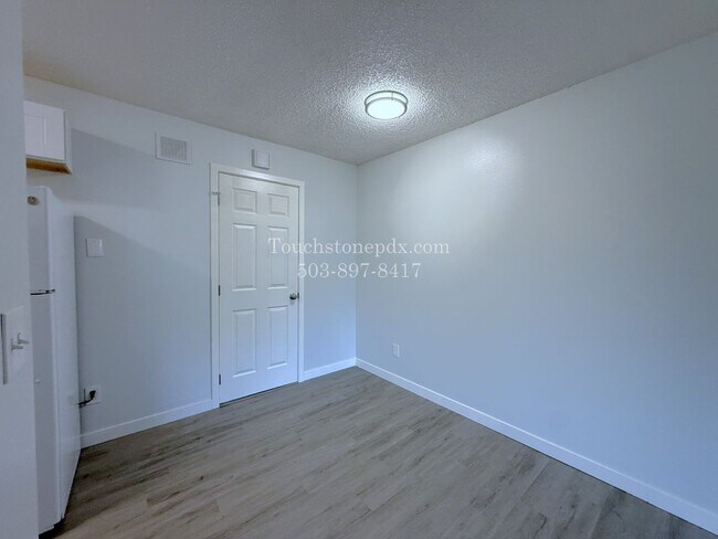 Building Photo - Upper Level Apartment with Bright Living and Everyday Comfort