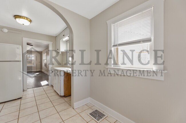 Building Photo - 1011 S Marys Dr