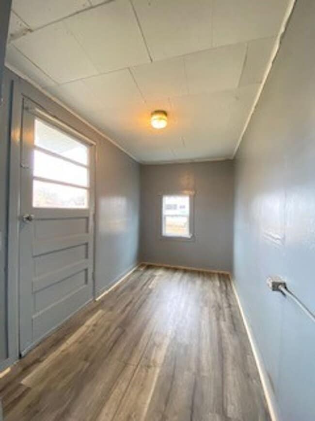 Building Photo - $200 OFF FIRST MONTH RENT -1 Bedroom Single Family Home in Elkhart!