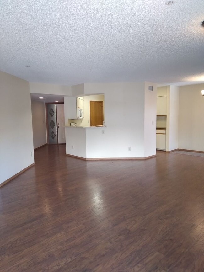 Building Photo - 3 bed / 2 bath Condo Available