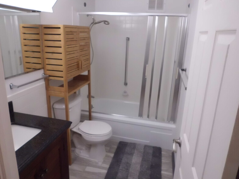 Front Bathroom - 745 S Alton Way