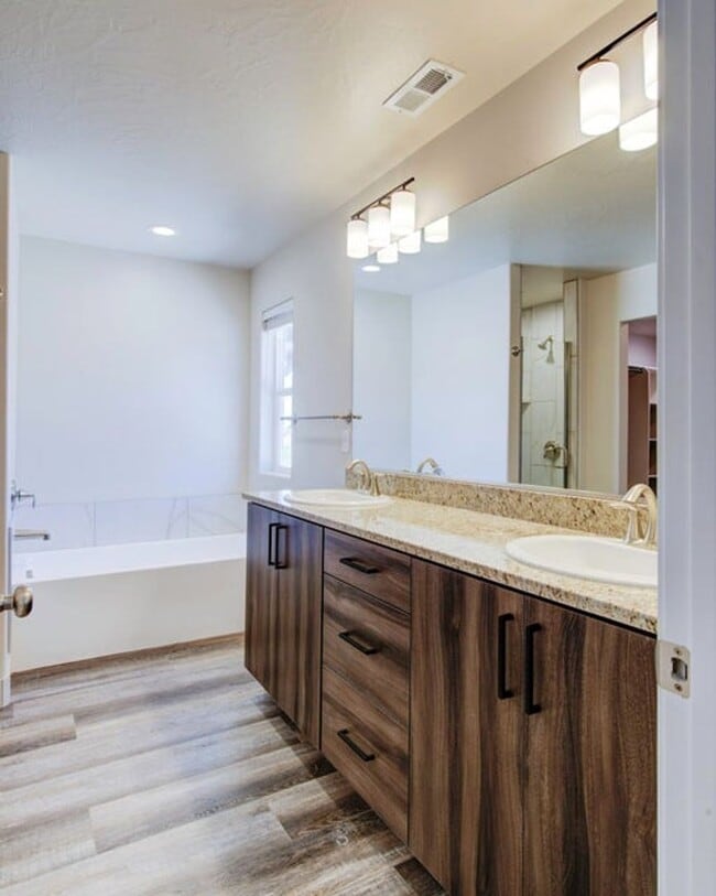 Building Photo - Move in Special: Townhome in the Shadow Cove Subdivision