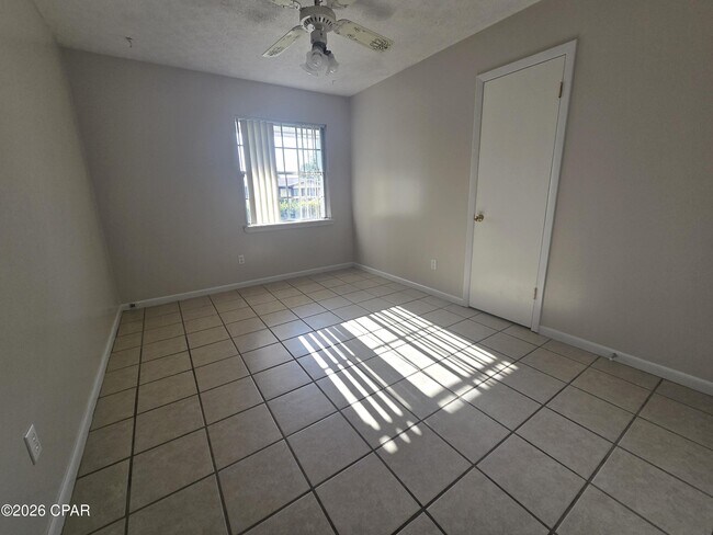 Building Photo - 215 S Kimbrel Ave