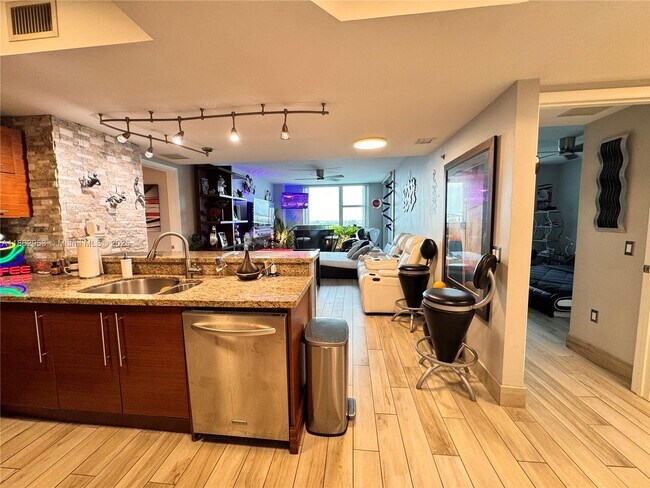 Primary Photo - 2641 N Flamingo Rd