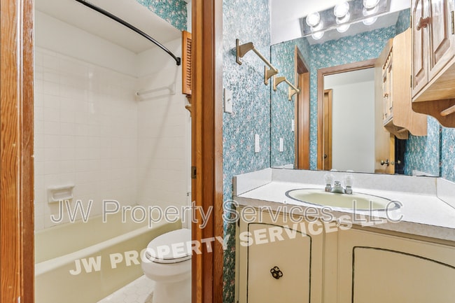 Building Photo - 2444 Somerset Dr