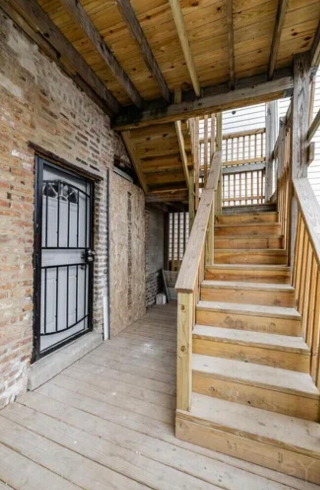 Building Photo - Spacious 4BR Duplex | Modern Upgrades | St...