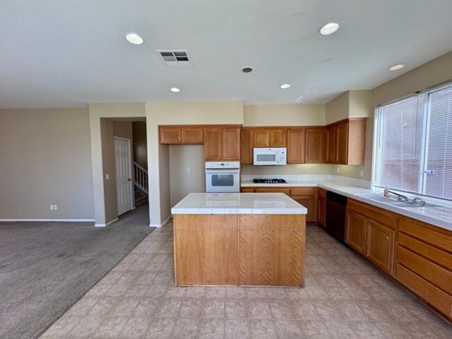 Building Photo - 4 Bedroom Menifee home on Menifee Lakes Go...