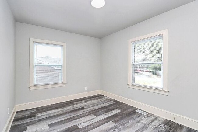 Building Photo - Charming 2BD/1BA Duplex Off West Blvd