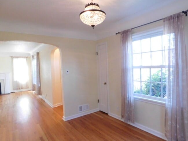 Building Photo - 3Bd/1Ba Two Story House w/ Basement - Avai...