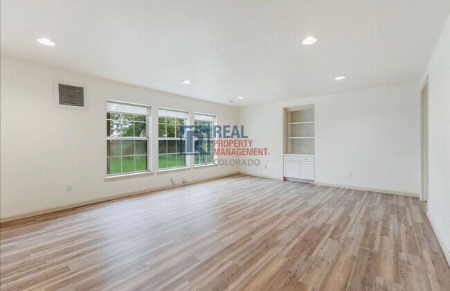 Building Photo - 10010 Irving St