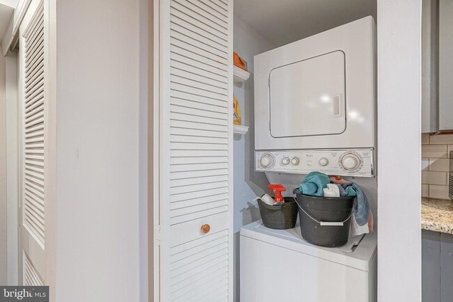 Building Photo - 522 Montrose St