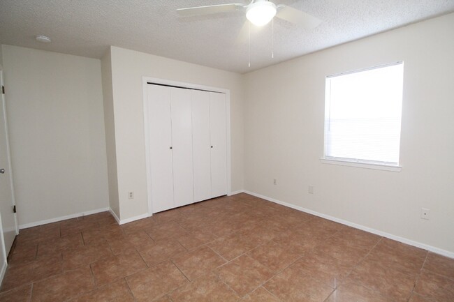 Building Photo - 2/1 Gulf Breeze Duplex! Pet friendly with ...