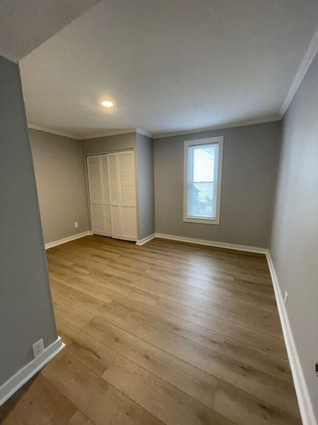 Building Photo - Newly Renovated 2 Bedroom Duplex