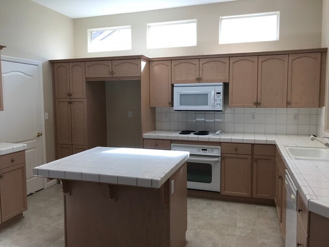 Building Photo - Single story located in a Gated Community!
