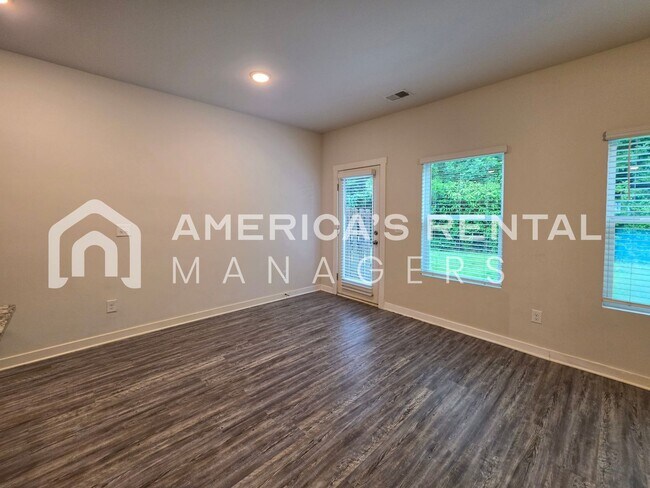 Building Photo - Modern Living in The Heights!