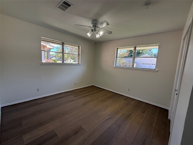 Building Photo - 10410 Barwood Dr
