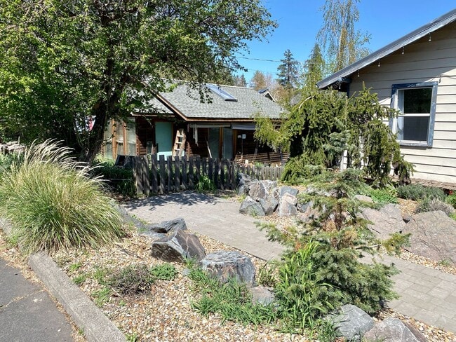 Building Photo - Unfurnished - Charming 3-Bedroom Home in D...