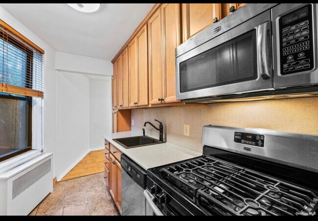 Building Photo - 4325 Douglaston Pky