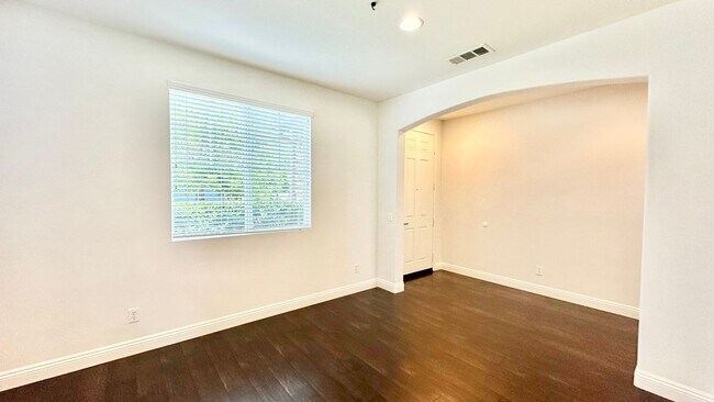 Building Photo - Beautifully Updated Two-Story Home in Lake...