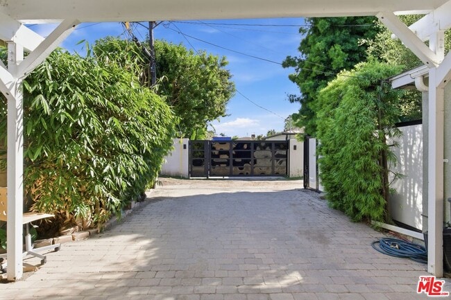 Building Photo - 4276 Kenyon Ave