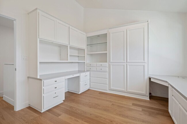 Building Photo - Fully Remodeled 2 Bed, 2 Bath East Beach T...