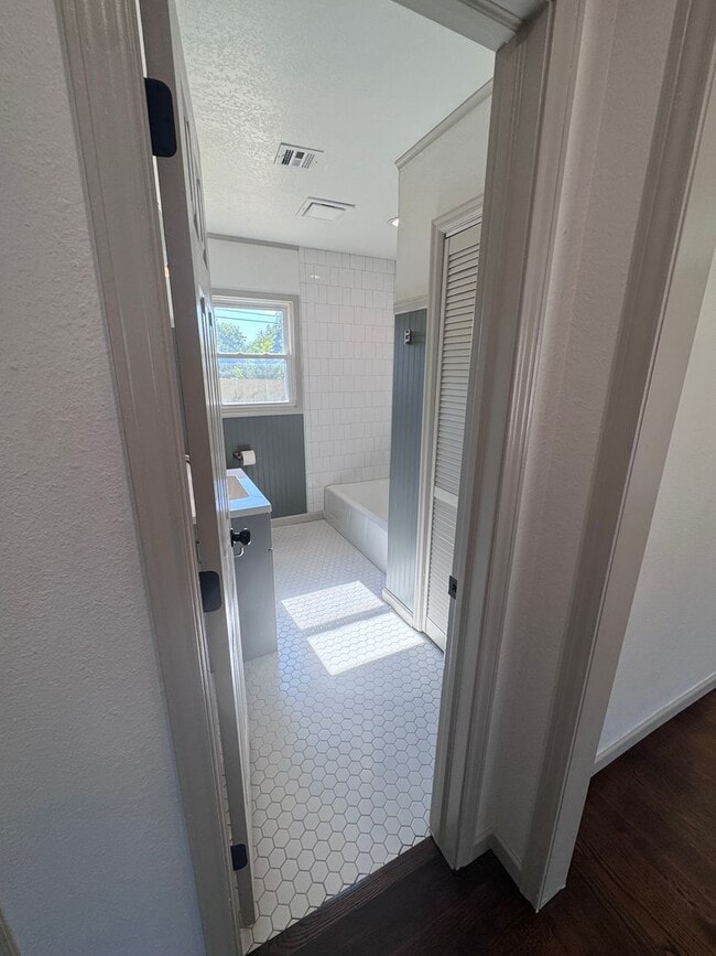 Building Photo - Updated Midtown Bungalow Charmer! 2 Bed 1 ...