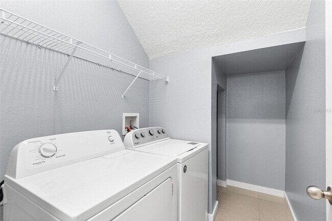Building Photo - 6745 Breezy Palm Dr