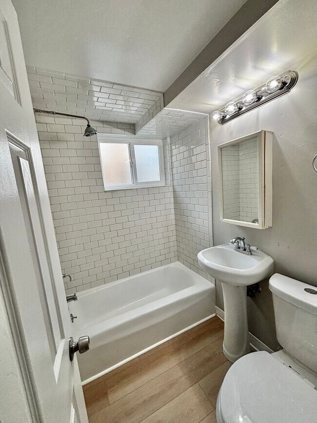 Building Photo - Prime Location! 1BR Bungalow Near DU, Light Rail & Porter Hospital — Available Now!!