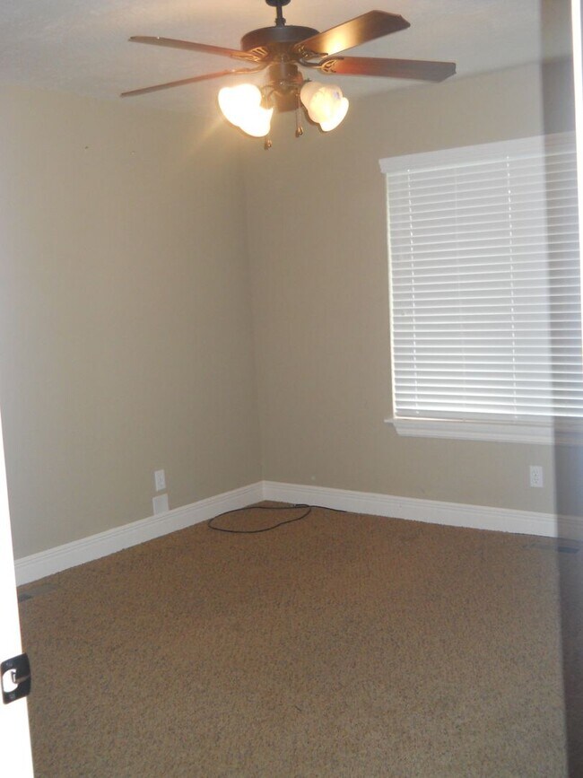 Building Photo - Beautiful 4 bedroom house in Battlefield!