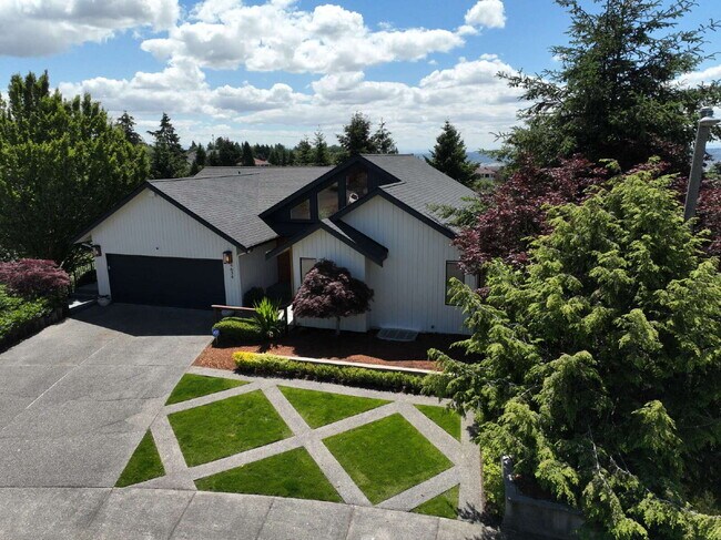 Building Photo - Sophisticated and Elegant home is located in Harbor Ridge at Browns Point. Spacious 4 bedroom, 4 ...