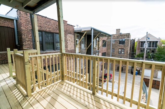 Building Photo - 3548 N Racine Ave