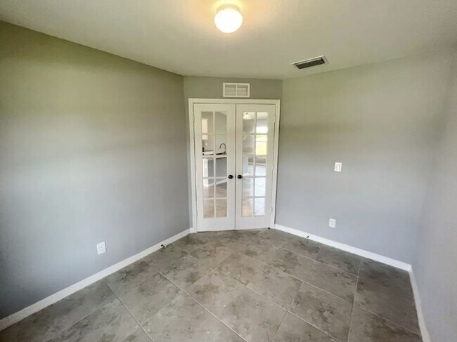Building Photo - AVAILABLE NOW! 3 Bedroom + Den - 2 Bathroo...