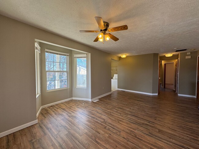 Building Photo - Quaint Three Bedroom Home with an Oversized Tub!