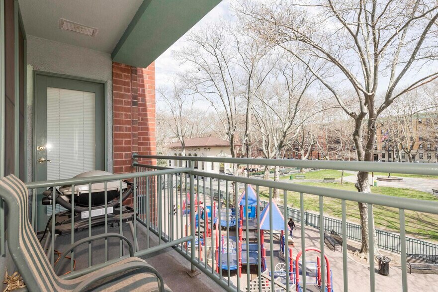 Building Photo - 402 9th St