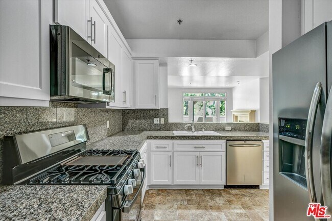 Building Photo - 2222 Beachwood Dr