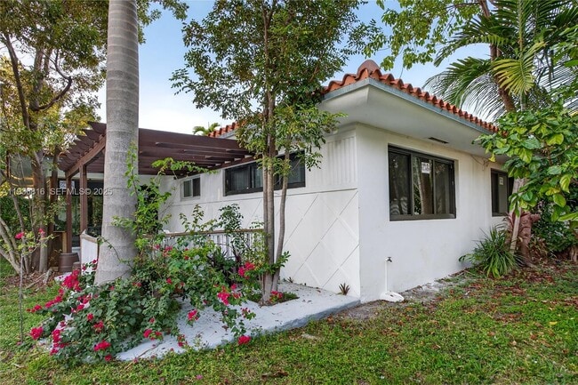 Building Photo - 1100 N Shore Dr