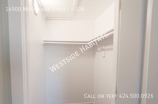 Building Photo - 14900 Moorpark St
