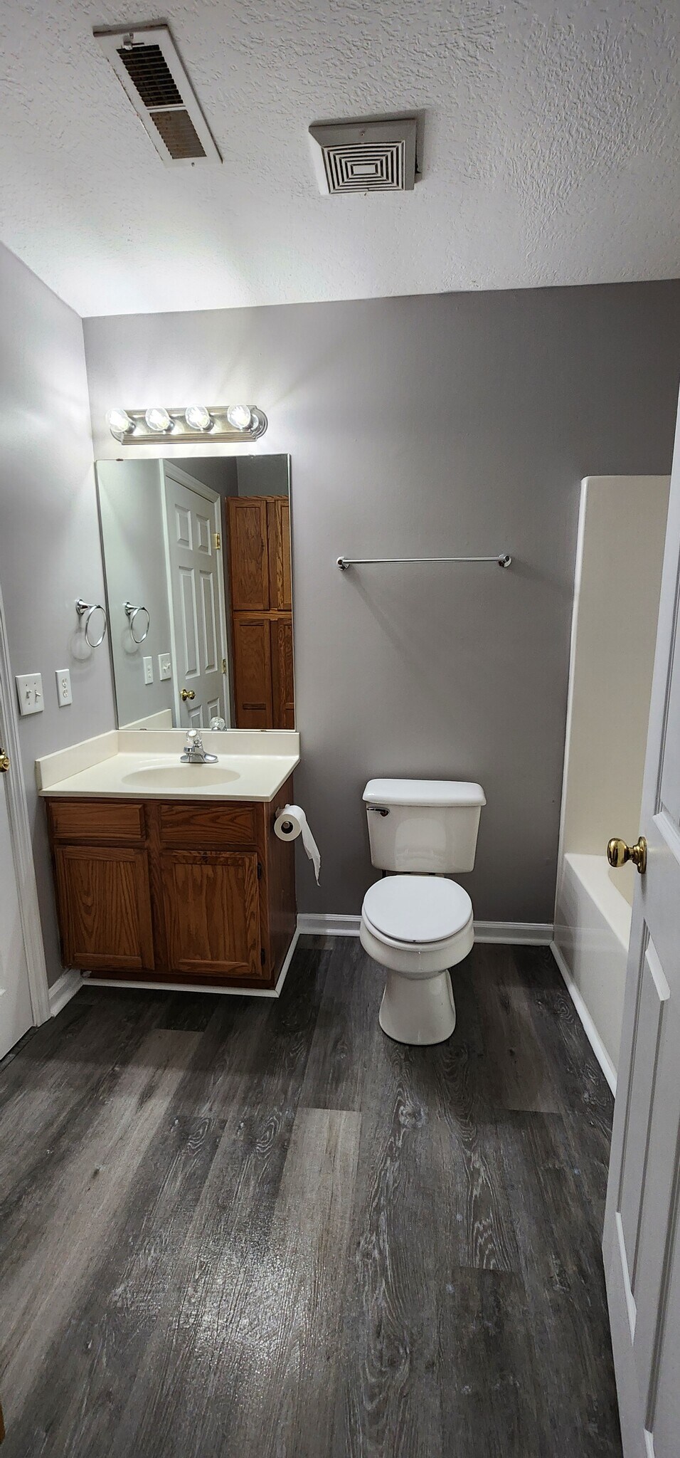 Building Photo - 821 Plantation Dr