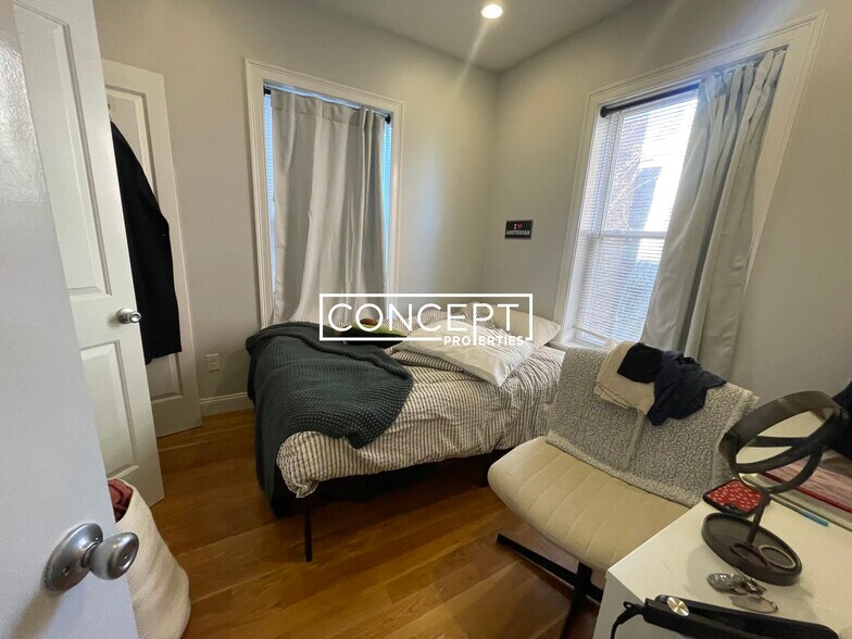 Building Photo - 721 Parker St