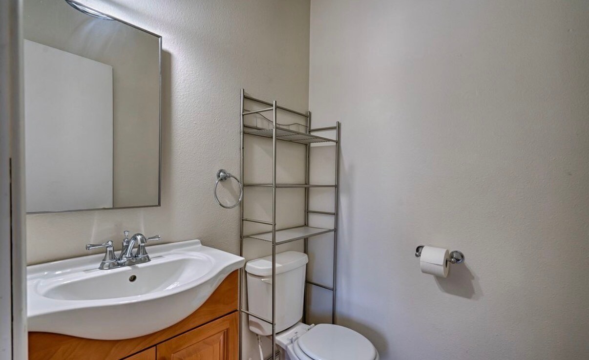 Building Photo - 676 E Zuni Dr