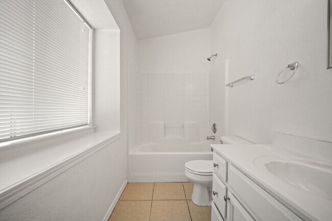Building Photo - BEAUTIFUL EASTSIDE EL PASO HOME