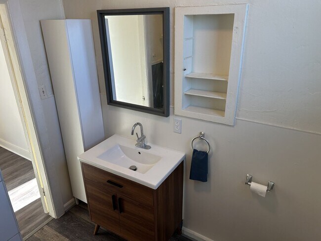 Building Photo - Spacious Remodeled Victorian Unit