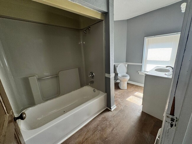 Building Photo - 3 Bedroom House