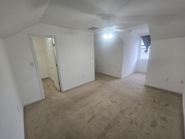 Building Photo - Welcome to this charming townhome in desirable Brambleton!