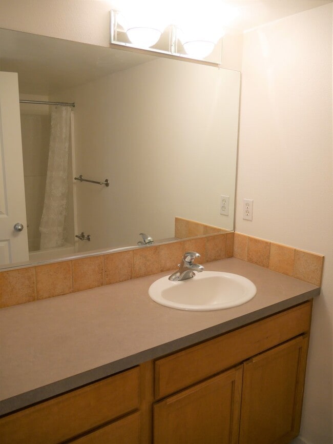 Building Photo - Lovely Lake City 3 Bed Townhome