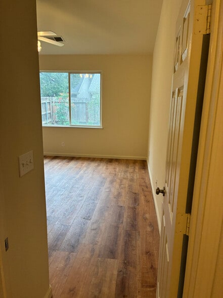 Building Photo - 2555 E Houston Ave