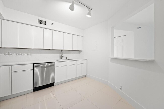 Building Photo - 3500 Mystic Pointe Dr