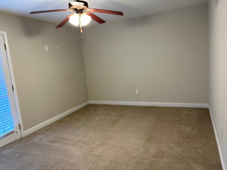 Building Photo - 1313 Saint Andrews Ln