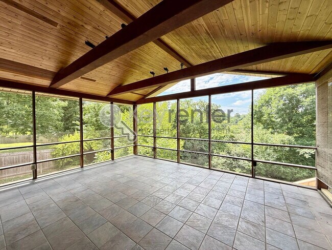 Building Photo - 1406 Highland Way